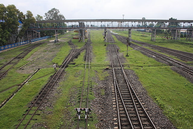 Indian station with different track gauges